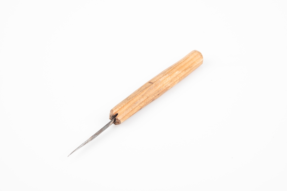Rissekniv til treskjæring med blad i metall og skaft av tre.