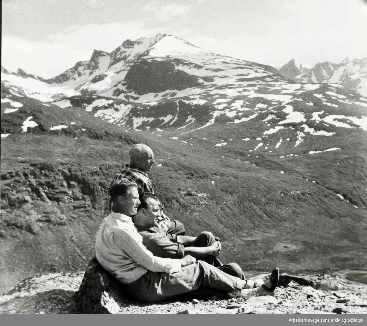 Martin Tranmæl på tur. Fra venstre: Einar Linderud, Odd Sevje og Martin Tranmæl. Tekst bakpå bildet: Fortun 1959