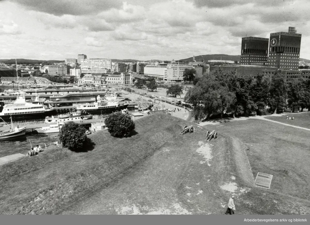 Rådhusplassen og Oslo havn sett fra Akerhus festning. Juni 1983