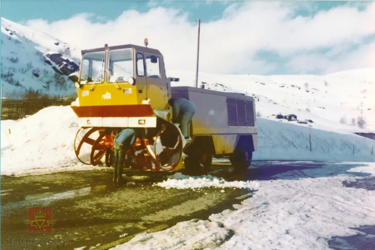 Sveitsisk snøfreser "Rolba". Utprøving på Hardangervidda rundt 1980. Hjulgående fres med førerhus over skovlene og vifte bak.
