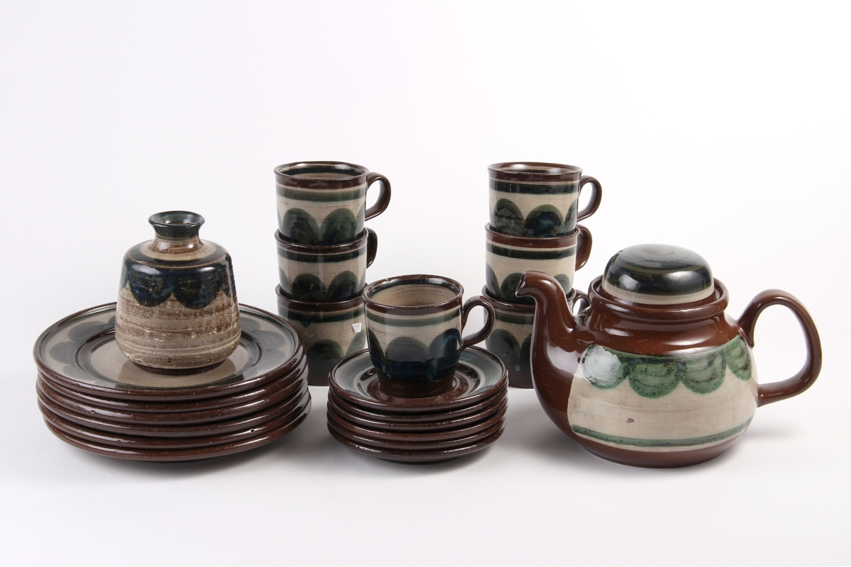 Dekketøy fra Graveren bestående av tallerken, kopp, underskål, tekanne og vase med samme dekor.