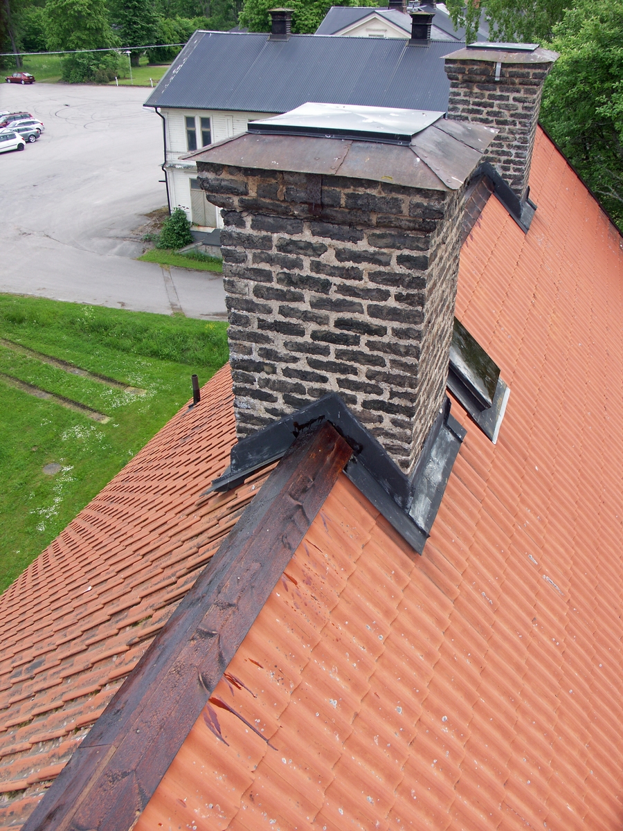 Antikvarisk besiktning, de två övriga skorstenarna på taket, tjärad nockbräda  och taklucka från sydväst, Änkehuset, Söderfors, Söderfors socken, Uppland 2012.