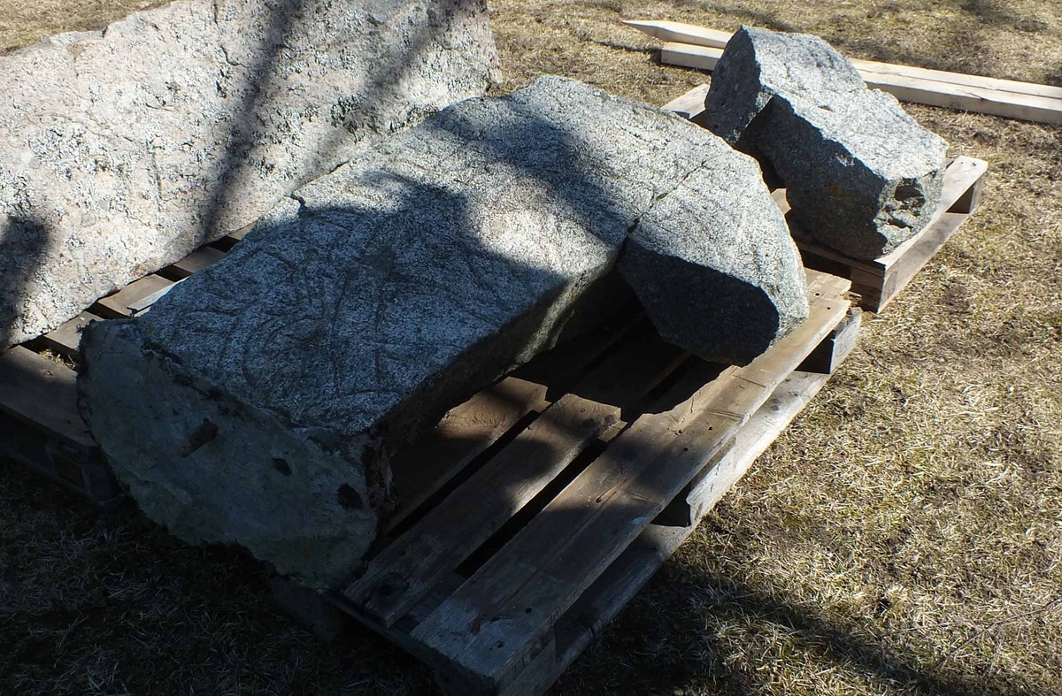 Arkeologisk kontroll, U1027 upplagd på lastpallar  med runristningen uppåt, Kunsta, Lena socken, Uppland 2019