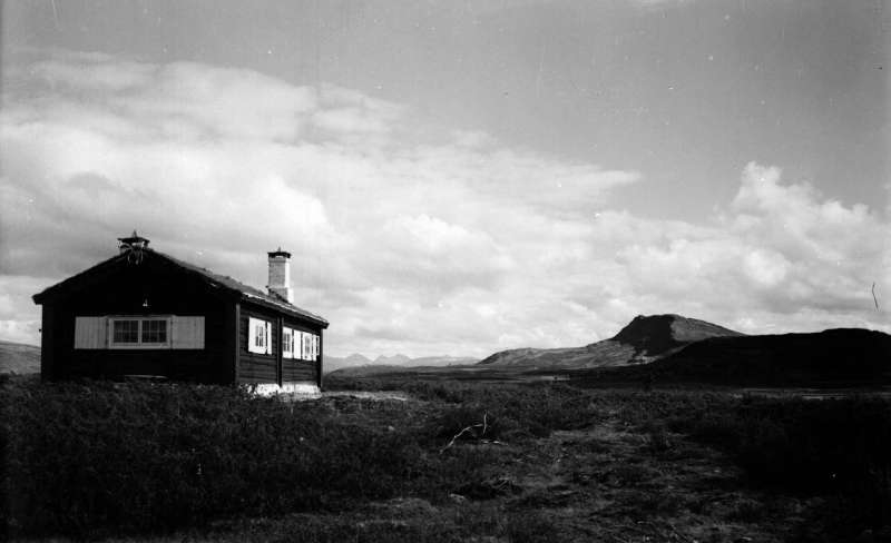 Ringebu. O.C.Weldinghs hytte. Svartfjellet bak.