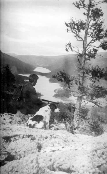 Ringebu. Imsdalen. Endsjøberget (?). Mann og hund med utsikt over fjellvann.