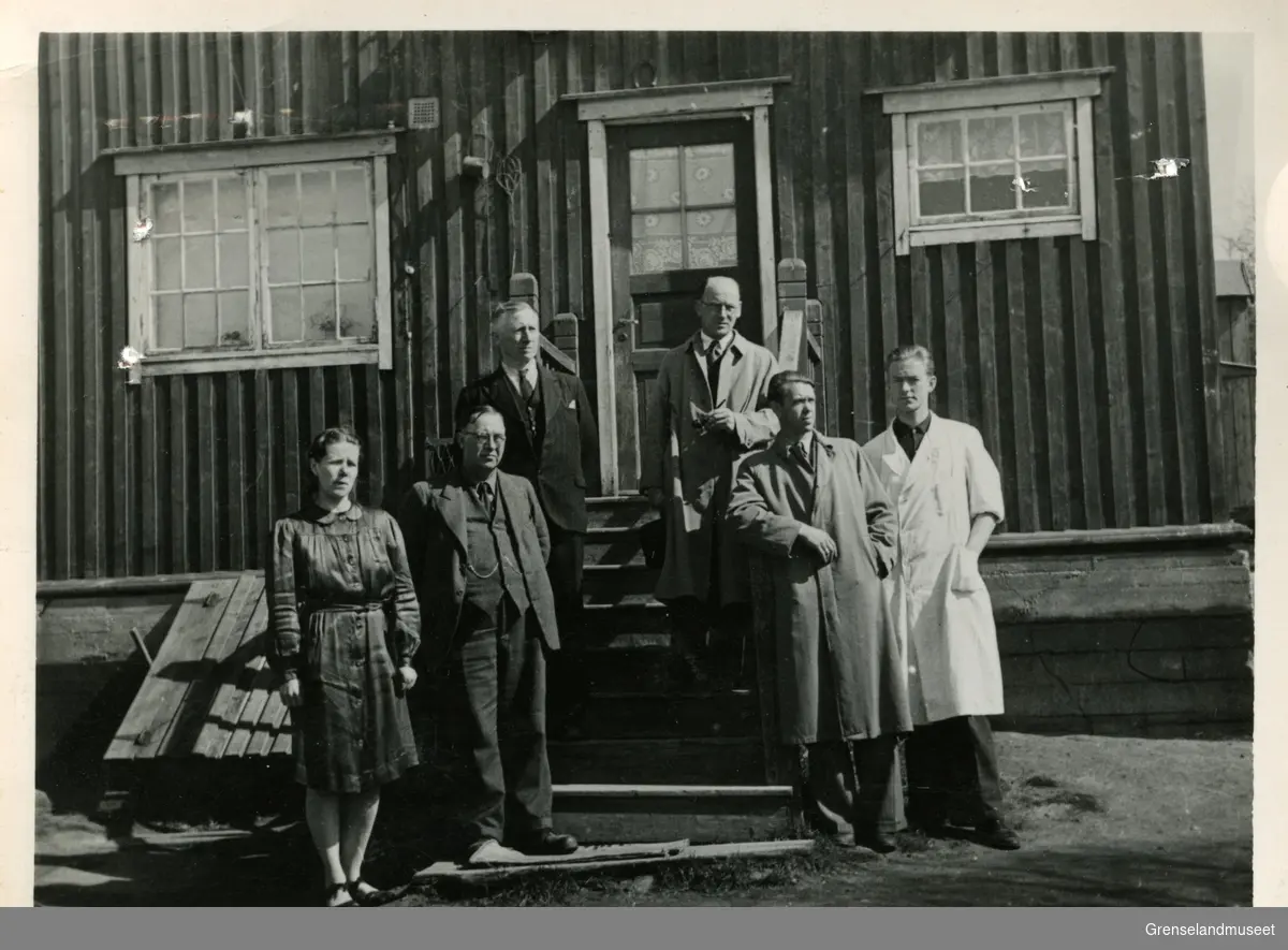 Skoleavslutningen i 1945. Skolen hadde en klasse fra februar 1945 til juni 1945. Lokalet var i en arbeiderbolig i Bjørnevatn. Fra venstre: Ebba Johanssonn, Axel Borgen, Hans Stangnes, Ernst Gaschiødt, Johansen, ukjent (farmasøyt).