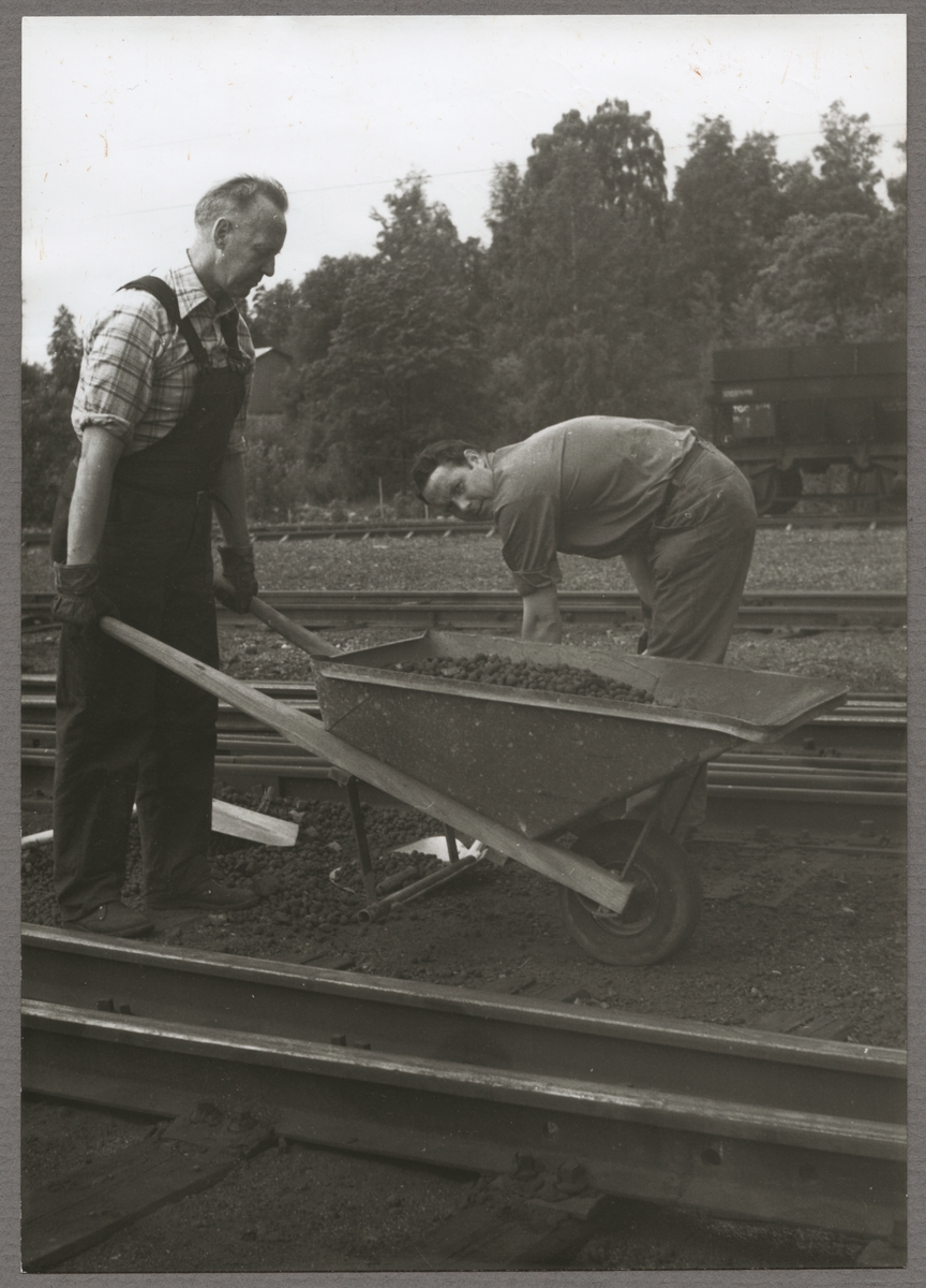 Bortforsling av lekakulor från järnvägsspåret i Grängesberg av Gösta Andersson med arbetskamrat.