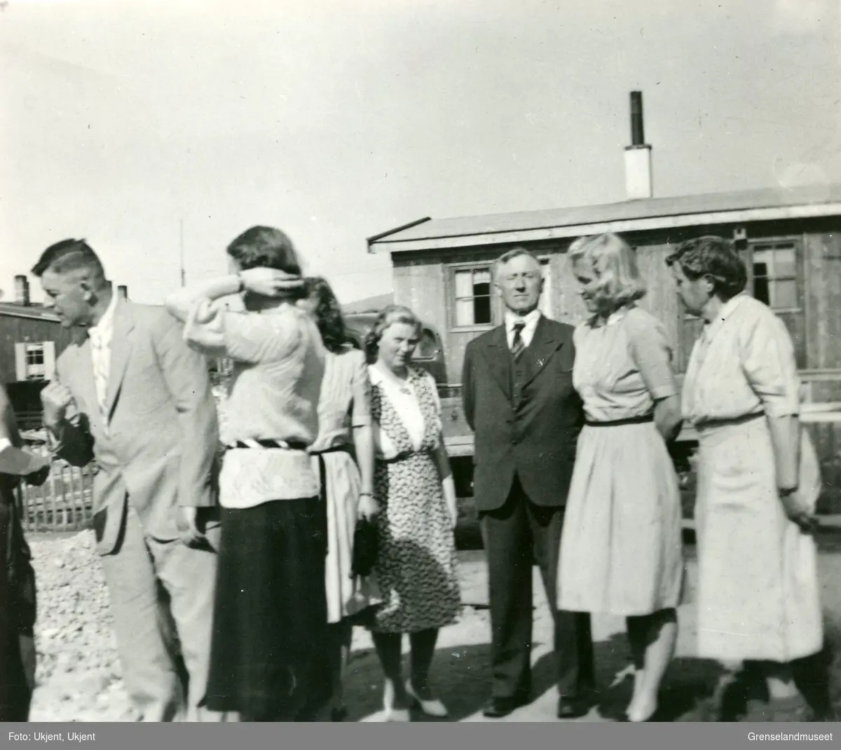 Etter folkeskolens avslutning på Kirkenes 1946. Ved skolebrakka i Berggata. Fra venstre; Julius Tro, Fru Tro, Karen Grundnes, Fru Anette Stangnes, Hans Stangnes, Frk Tømmerås, Otilie Borgen.