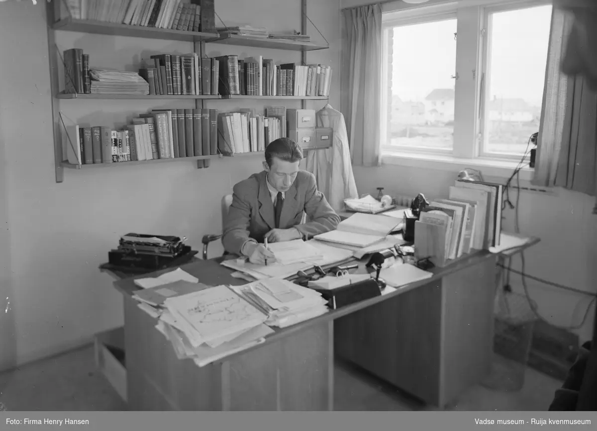 Finnmark Kringkasting, Vadsø, 1953. Kringkastingssjef Thor Frette. 
Finnmark kringkasting oppført 1948-1949. Arkitekt MNAL Henrik Kjær. Bygget ble innviet 15.09.1949 
