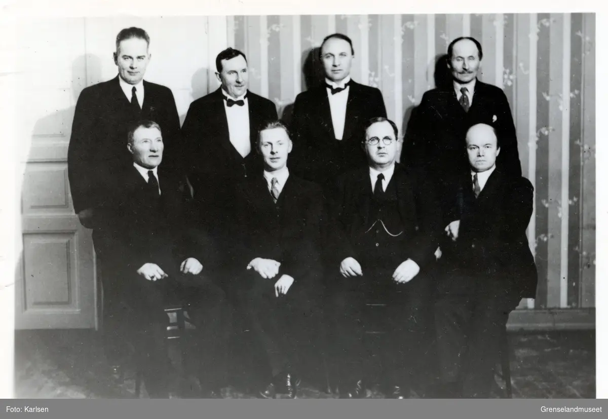 Formannskapet i Sør-Varanger kommune 1929-1931: Sittende fra venstre; Hans Fiksdal, Thor Gravdahl (varaordfører), Axel Borgen (ordfører), Johannes Lemika. Stående fra venstre; Thomas Iveland (vara for Mikkola), Sigurd Dørum, Trygve Meidell, Peder Fredriksen.