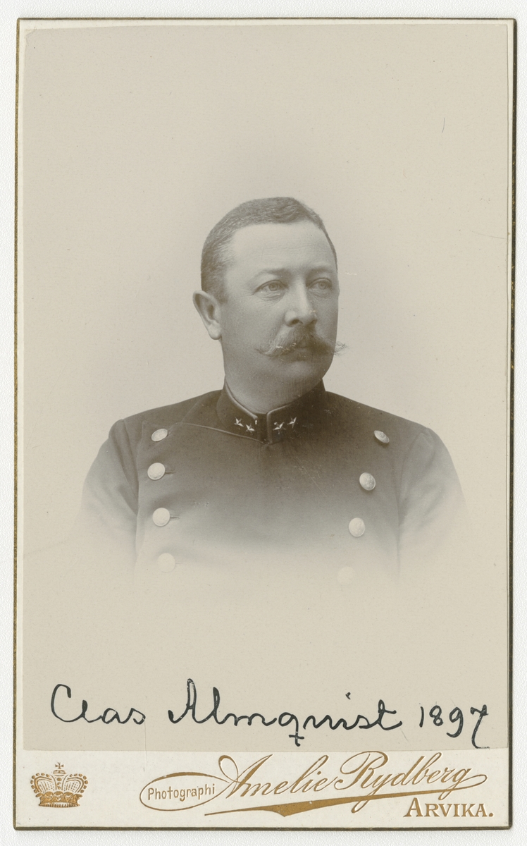 Porträtt av Claes August Almquist, löjtnant vid Värmlands regemente I 22.

Se även bild AMA.0006800.