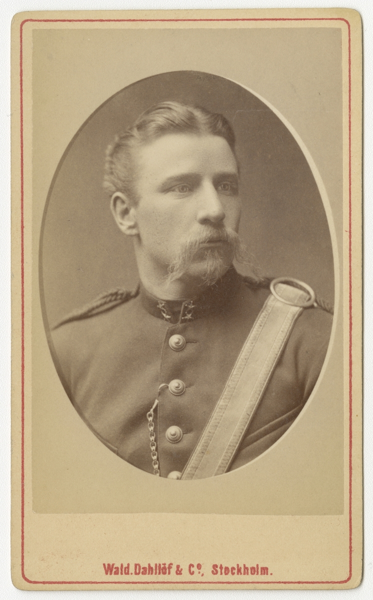 Porträtt av Wilhelm Jeremias Karlsjö, löjtnant vid Wendes artilleriregemente A 3.

Se även bild AMA.0009482.