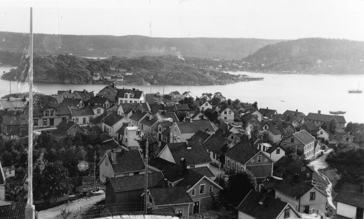 Utsikt fra Folkeskolen over Thomeshaia, med Furuholmen, Tåtøy og Stabbestad i bakgrunnen. Kragerø 1909