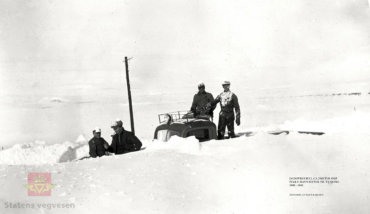 E6 på Dovrefjell 1940-1945. Ca to meter snø. Ivar Havn sitter til venstre. 
Foto red: ST Havn Karlsen. I følge merking på bildet.