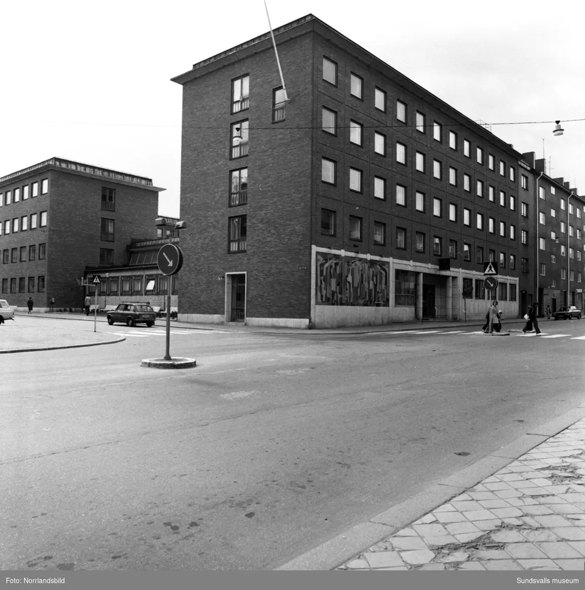 Posten vid Köpmangatan 19, exteriörbild samt två interiörbilder ...