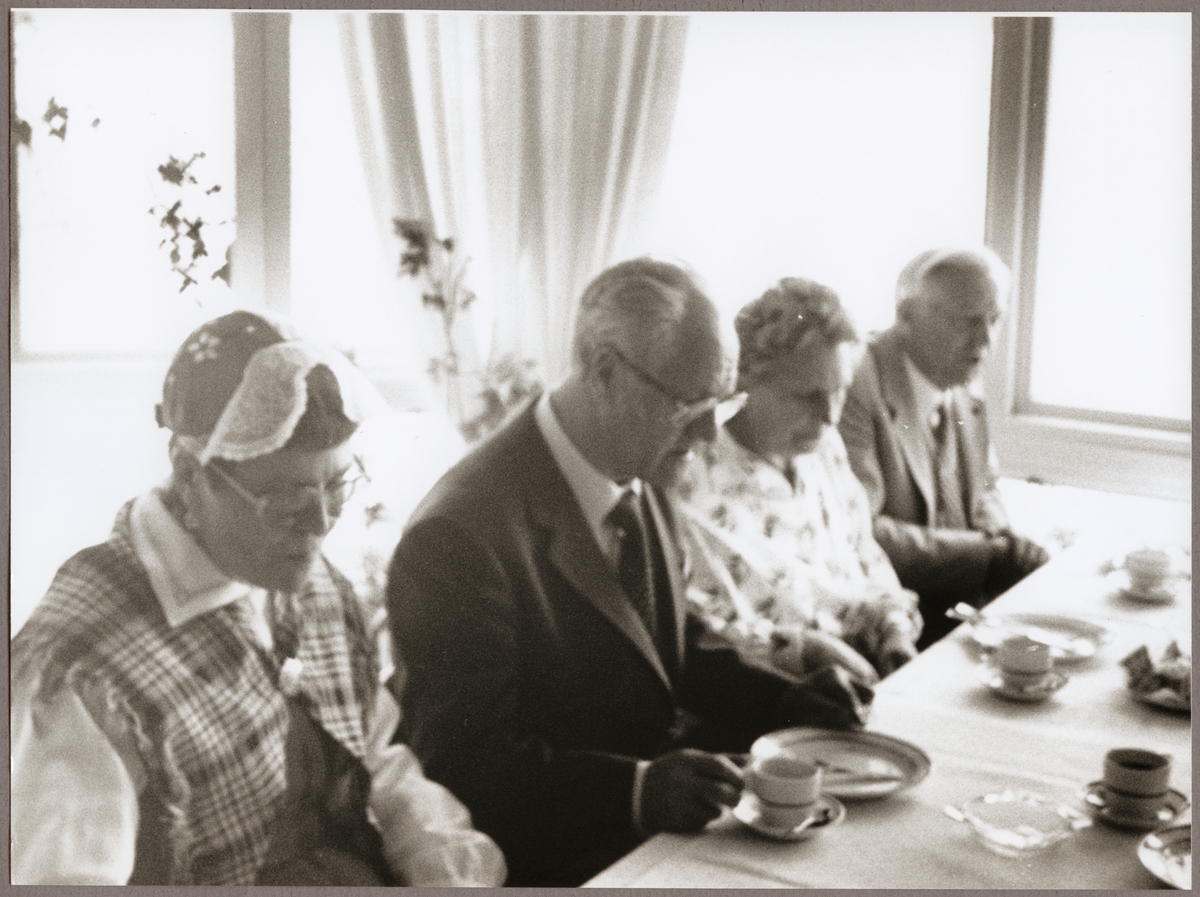 På Trafikaktiebolaget Grängesberg - Oxelösunds Järnvägar, TGOJ-dagen bjöds sällskapet på kaffe i Julita värdshus den 2 juni 1989.