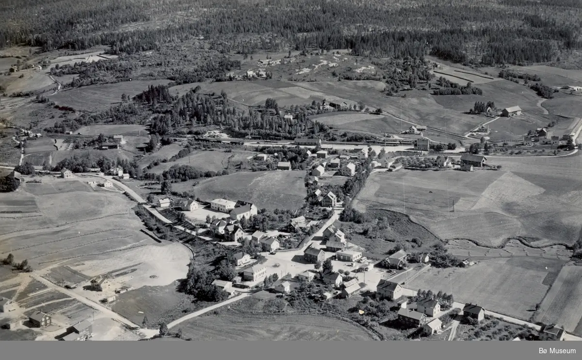 Flyfoto av Midtbygda-krysset, tatt 5. juli 1952.