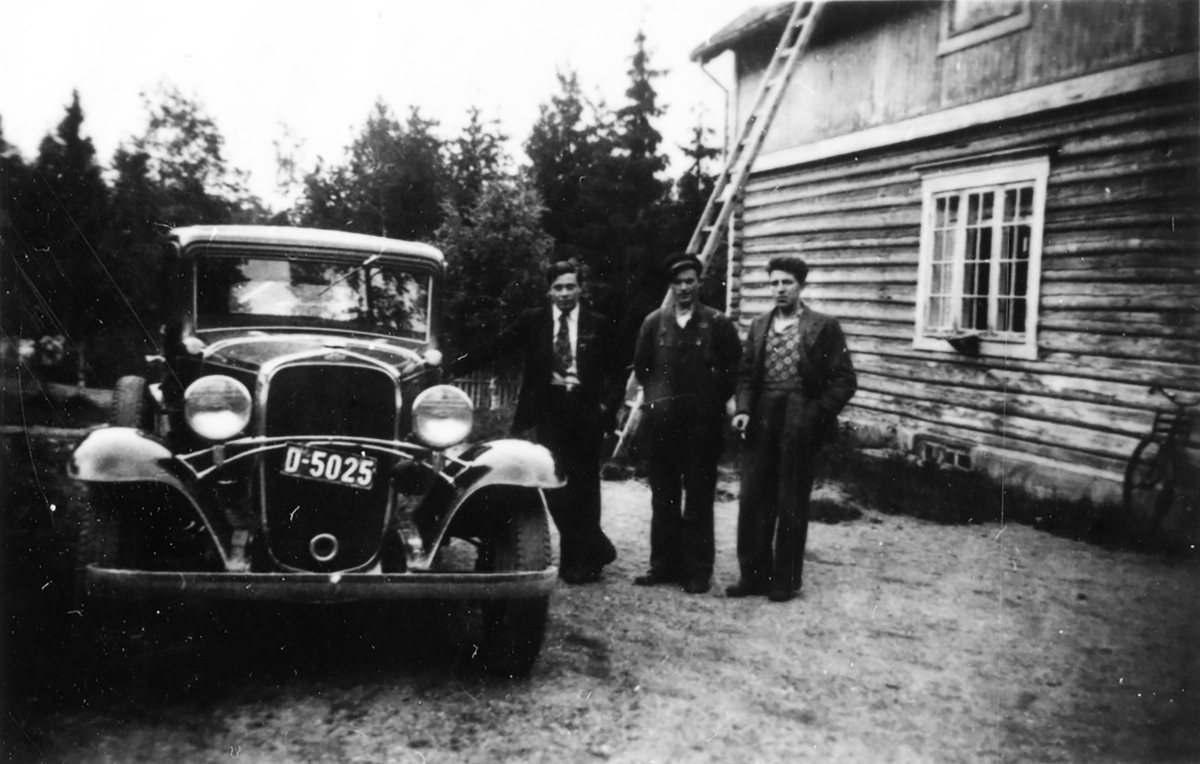 Elverum Auto,før krigen.Tre menn ved en bil.