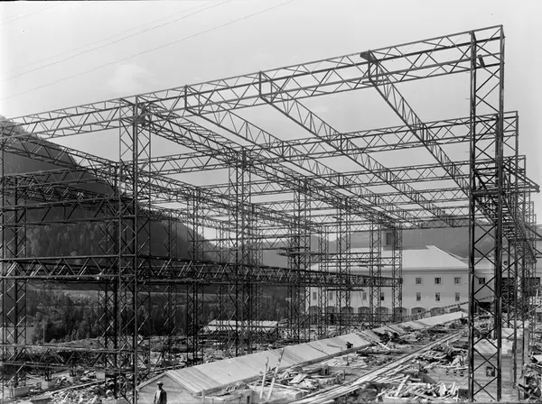 Bygging av kraftverket Nore I 
I 1915 begynte arbeidet med å demme opp Tunhovdfjorden, dammen ble ferdigstilt i 1920. Da denne var ferdig begynte byggingen av selve vannkraftverket. Kraftverket stod ferdig i 1927, og produserte strøm året etter.Ved ferdigstillingen var Nore I det største kraftverket i Nord-Europa.
Transformatorseksjonen