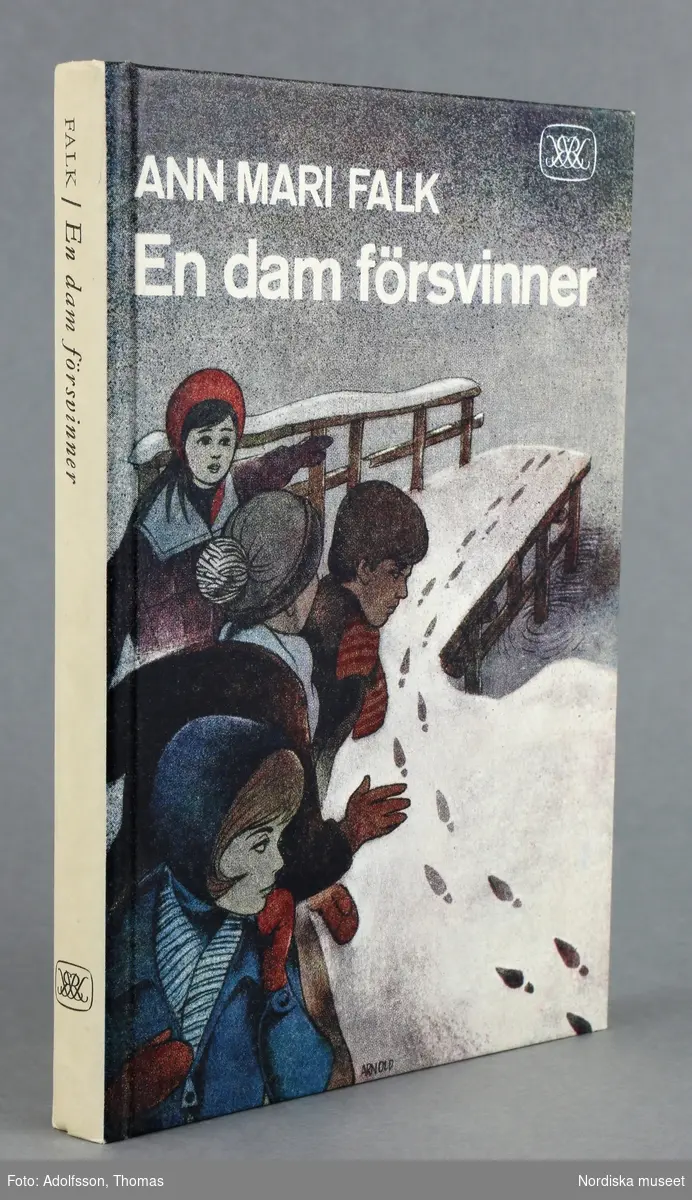 Inbunden ungdomsbok med tryckt text, 148 sidor. Tryckt hos Bohusläningens AB, Uddevalla 1965. Omslag av Hans Arnold.