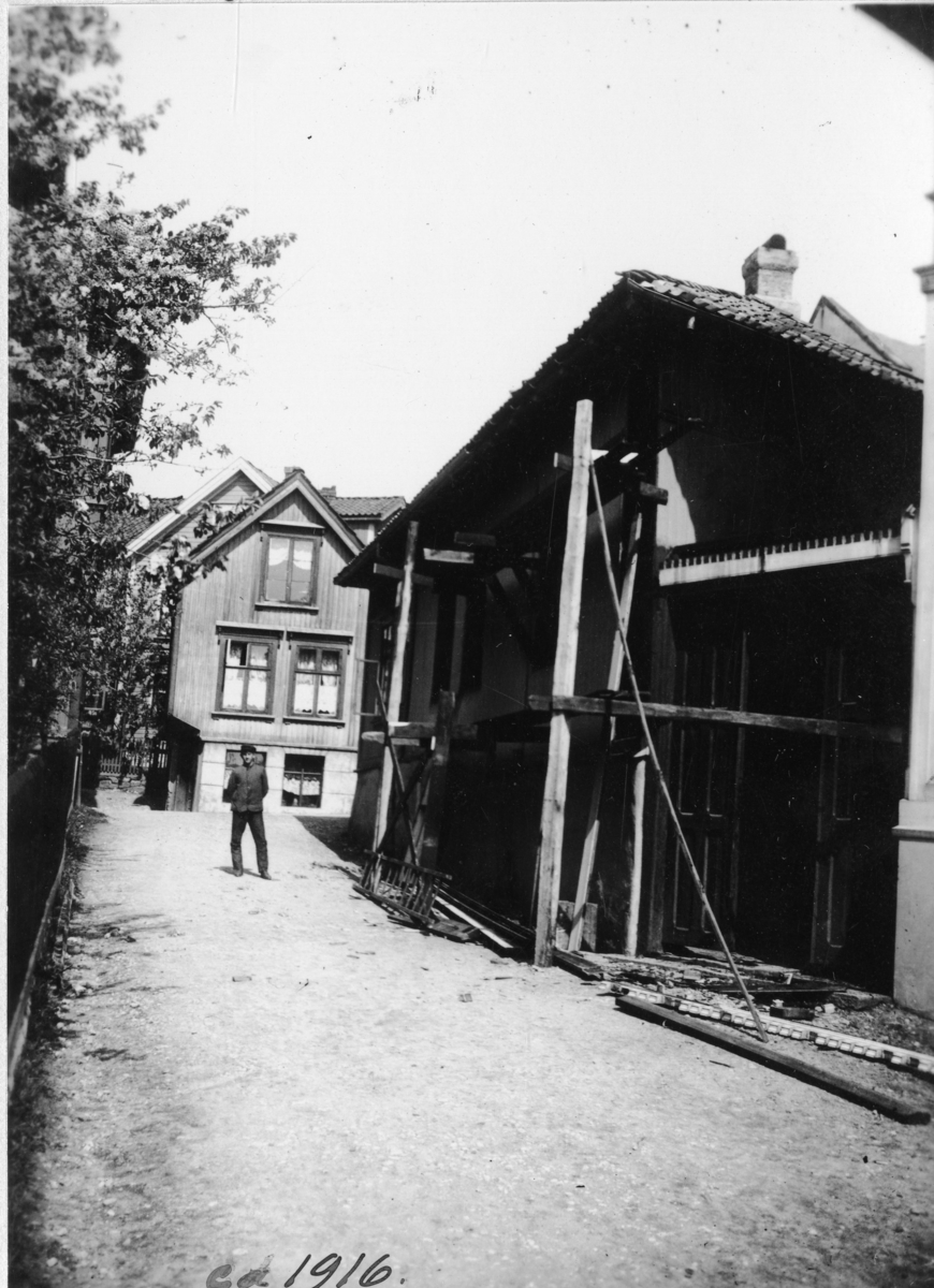 Ved Biørns hus (nåv. Rådhus) og Viktoria hotel, under nedrivning av ...