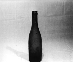 Form: Sylinderformet flaskemage med avgrenset hals
