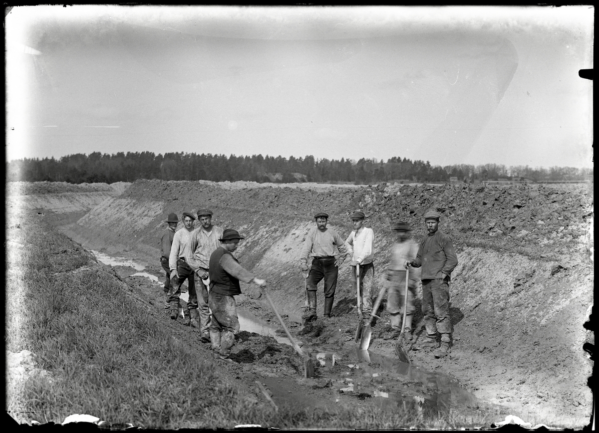 Rallare gräver kanalen vid Öna