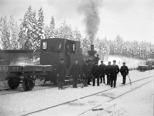 Män vid lokomotiv vid Köping-Uttersberg-Riddarhyttans Järnväg.