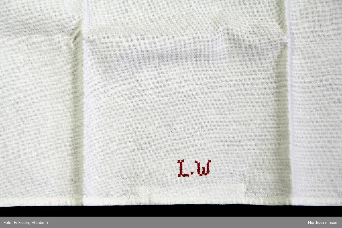 Handduk, bomull, märkt med monogram L.W i röd korssöm.


/Ulla-Karin Warberg 2017-08-04