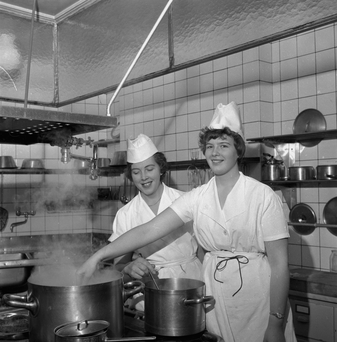 Restaurangskolan terminslutar.
18 december 1958.