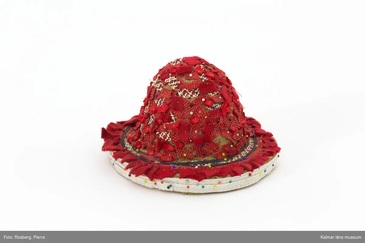 Konstverk i form av en hatt med titeln "Hatt med rött inslag".
"Stor längtan att uttrycka den där. Känner inte precis att jag har lyckats".
Citat Raine Navin