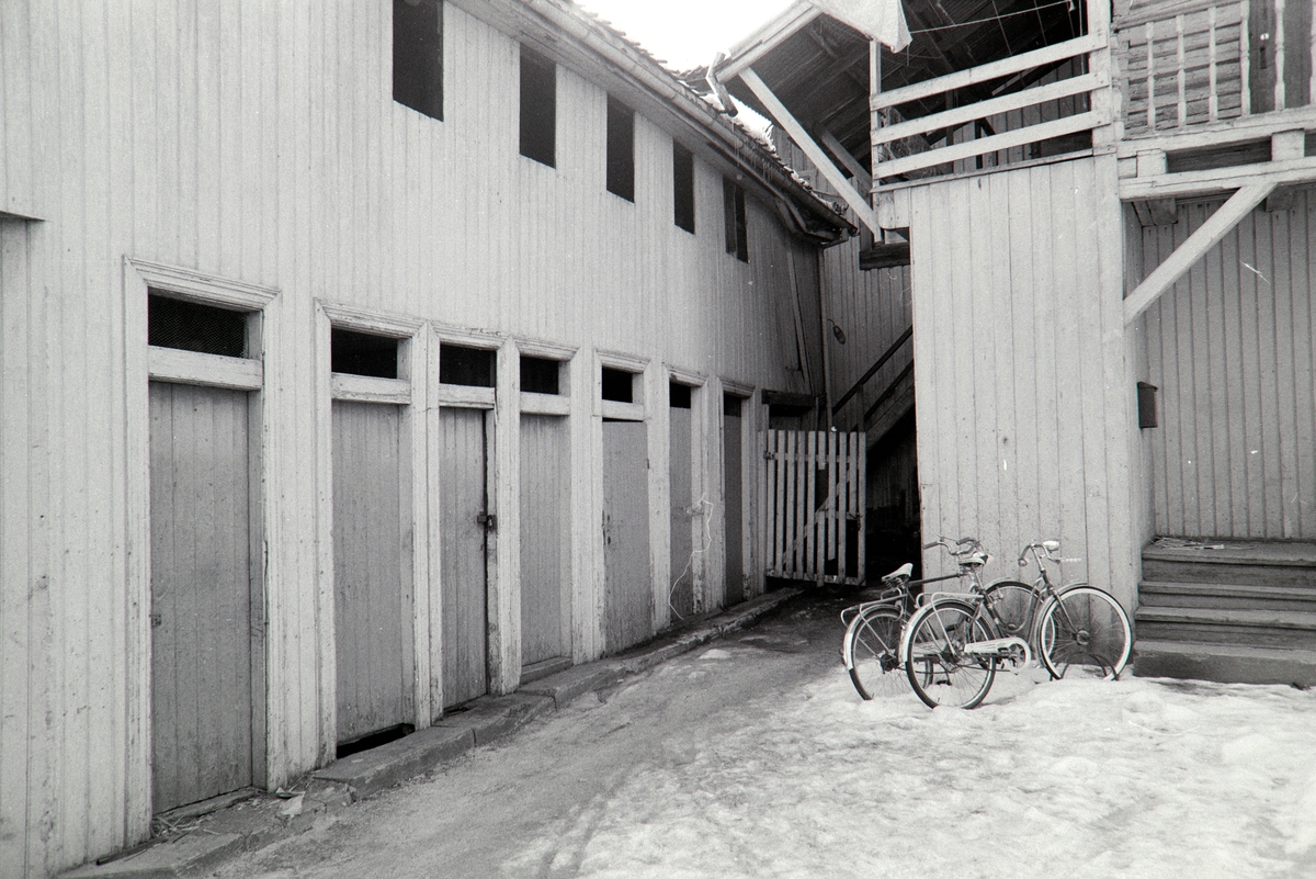 Åsgården, Hamar. Bakgård før riving, uthus, utedoer, sykkelstativ, øvre gårdsrom.
