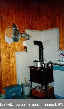 Kjøkken på Melkøyhuset med vedfyrt komfyr.