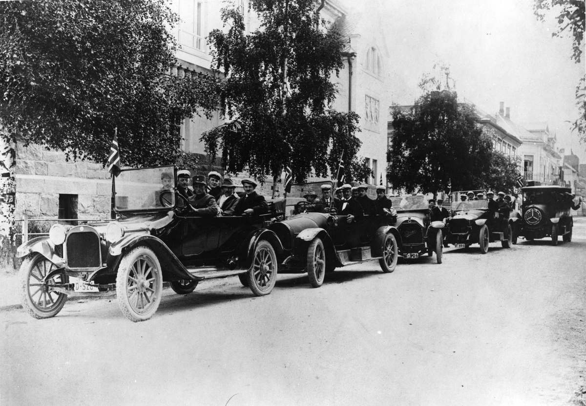 Bilkortesjen utenfor Elvarheim 1925,