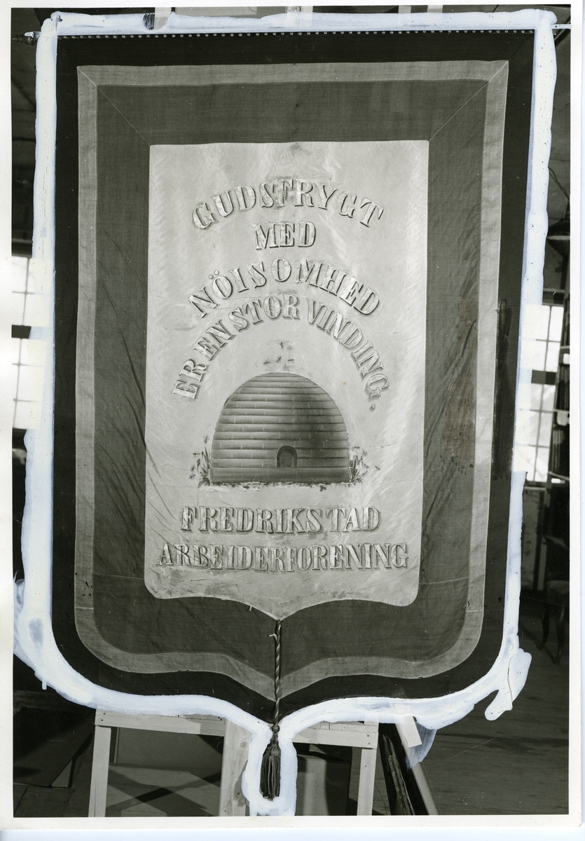 Fredrikstad,
Fredrikstad Arbeiderforening,
Fane.

Foreningens første fane fra ca. 1875

Se også 2482