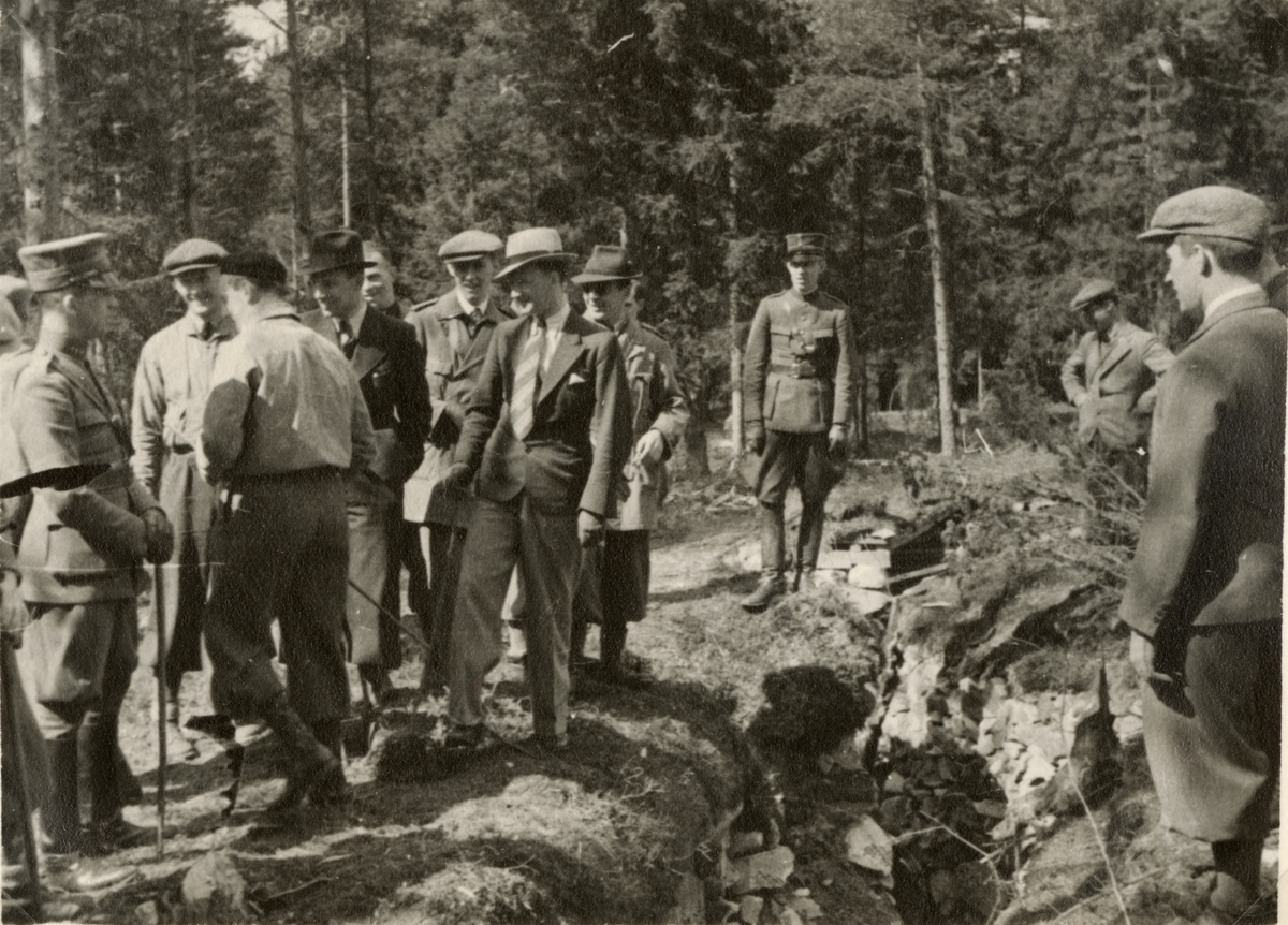 Text i fotoalbum: "Exkursion på Järvafältet 2.5.1938. Befästningsverk utförda av I1 beskådas."