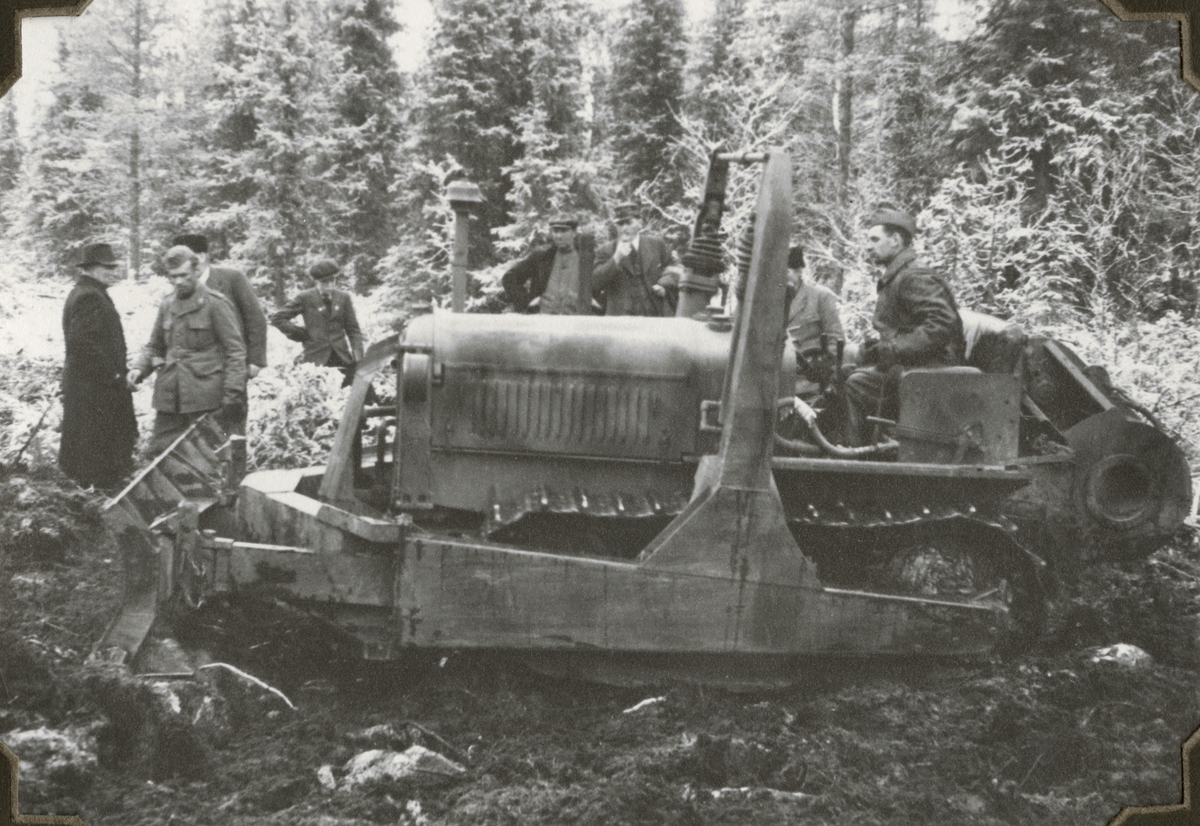 Text i fotoalbum: "Brytning av timmerbasväg med ingbat traktorer nov 1941, Dala-Floda skogar. "