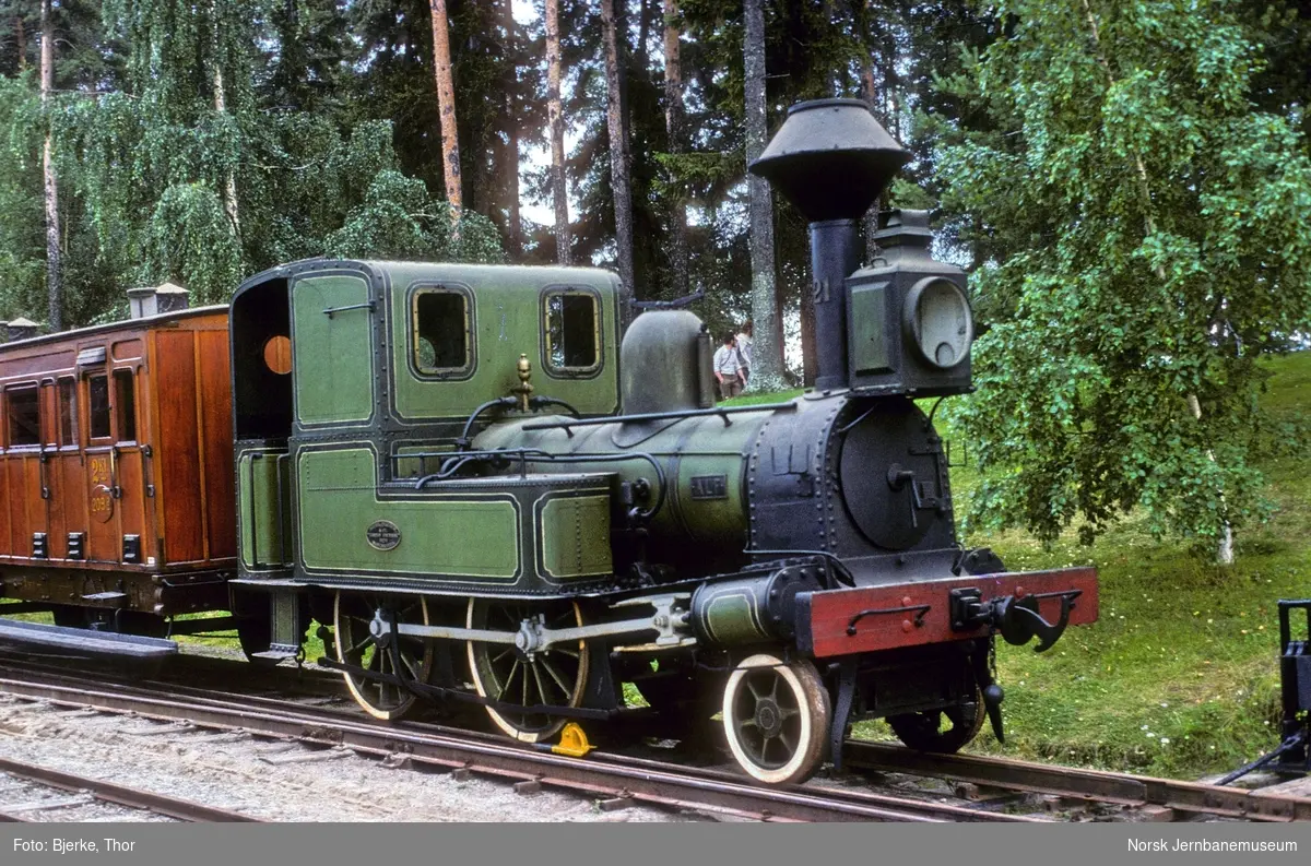 Rørosbanens damplokomotiv type III nr. 21 "Alf" ute på Jernbanemuseet i forbindelse med ombytting av utstillingsplasser