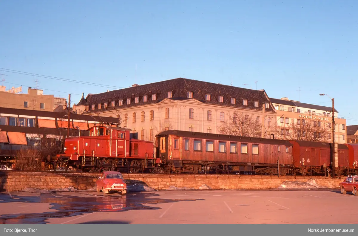 Elektrisk lokomotiv El 10 2518 i skifting på Hamar stasjon