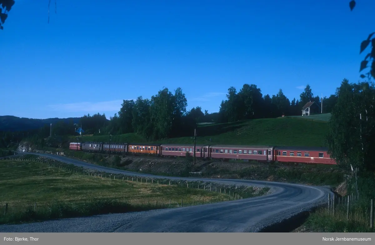 Persontog 283 Oslo-Fagernes/Gjøvik ved Bleiken, trukket av elektrisk lokomotiv El 11