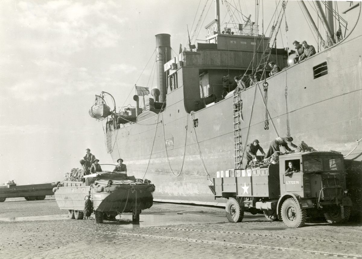 Dampskipet 'Vestmanrød' fotografert under lossingen av forsyningene til det amerikanske frontavsnittet i Normandie under 2. verdenskrig