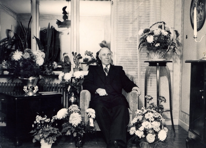 Bernhard Mattsson (1878 - 1969) uppvaktas i hemmet när han fyller 80 år, Holtermansgatan 12 i Mölndal år 1958. Bernhard var född i Tulebo Nordgård 1:5 "Mattssons".