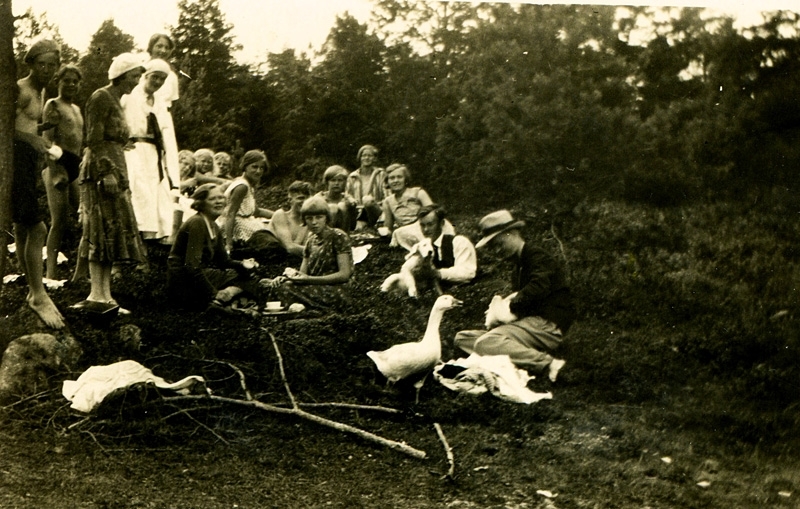 Juniorerna från Kållereds missionsförsamling på utflykt till Nordsjön i Hällesåker 1932. Bland deltagarna, sittandes längst fram till vänster: Birgit Johansson, Thelma Benkel och Per Erik Svensson i hatt som matar gäss.