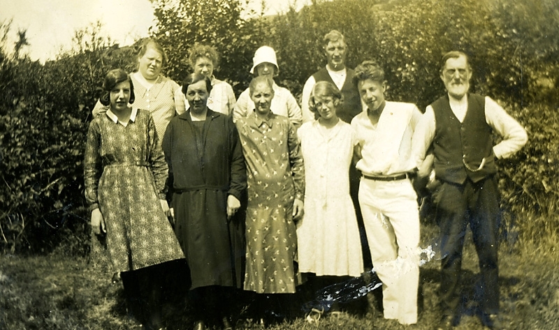 Bofasta och sommargäster vid Hallen 1:2 "Fredriks" på Färåsvägen, okänt årtal. Längst till höger står Fredrik Magnusson (1855 - 1936), Hallen.