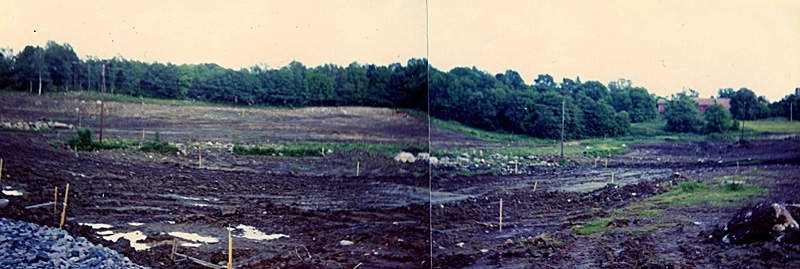 Markarbete och förberedelser inför bygget av Högenvägens villor och radhusområde, slutet av 1970-talet. Bostäderna var inflyttningsklara 1979. Till höger skymtar Högens gård som tidigare ägdes av Birger Pettersson, bror till Elin Rothvall.