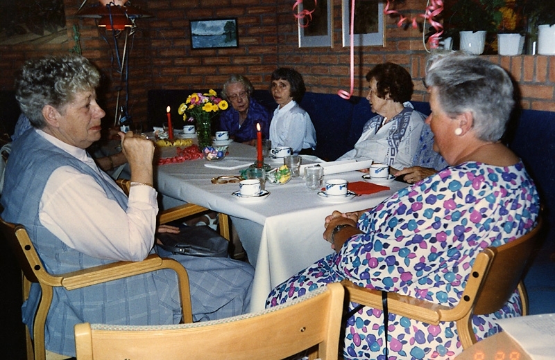 Fikastund i Brattåsgårdens cafédel cirka 1980. Från vänster: 1. Sonja ...