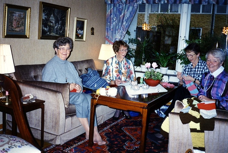 Röda korset-kvinnor har symöte hemma hos Gunnel Tauson på Radhusvägen 4 B år 1996.
Från vänster: 1. Majken Westberg. 2. Iréne Karlsson. 3. Inga Brandin. 4. Gunnel Tauson.