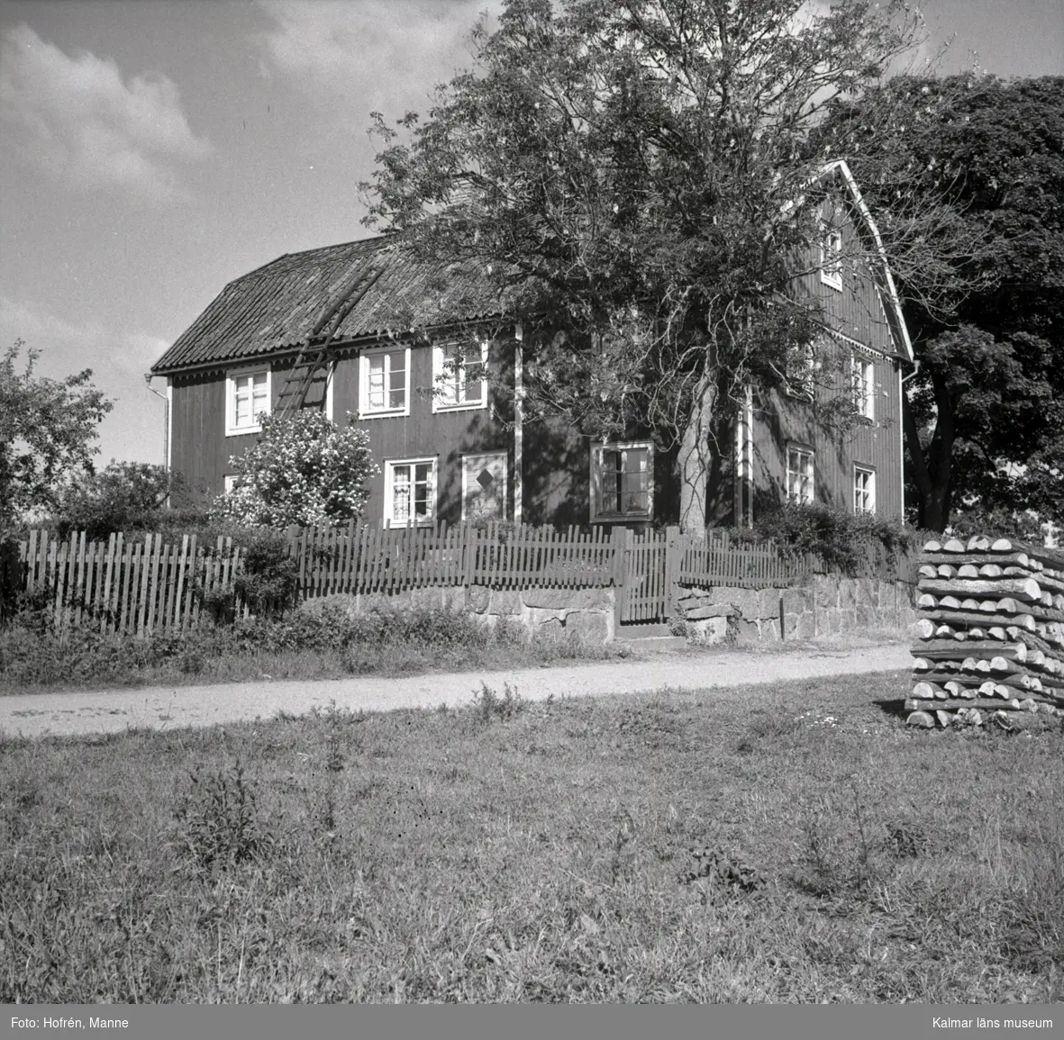 Kastmanska gården i Figeholm. Bostadshus och ekonomibyggnad.