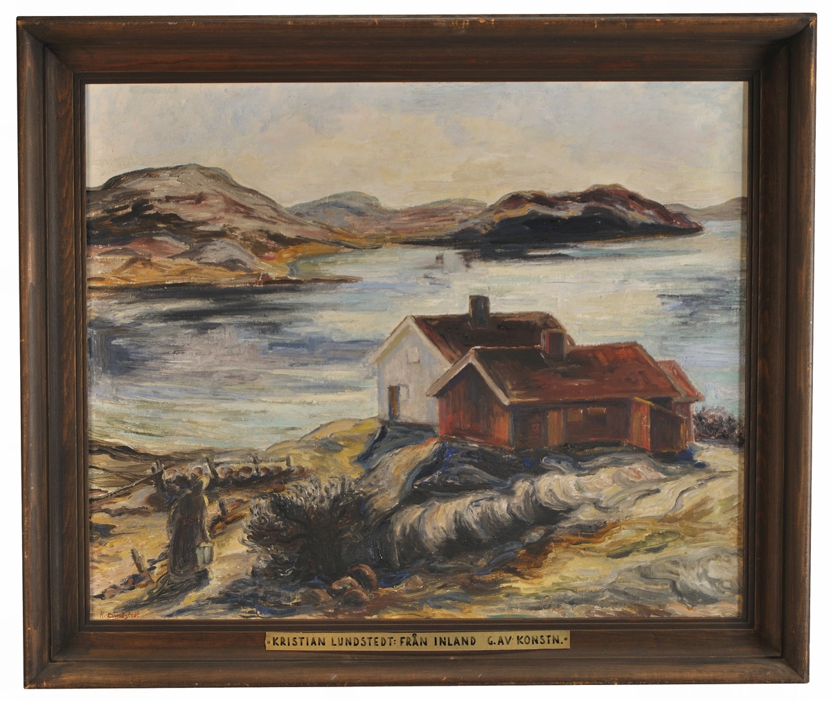 Oljemålning på duk, "Från Inland" av Kristian Lundstedt. Landskap vid bergig kust, i förgrunden en vit stuga och rött uthus; t.v. kommer en kvinna bärande en hink.
(Motivet från Inland i Marstrandstrakten)