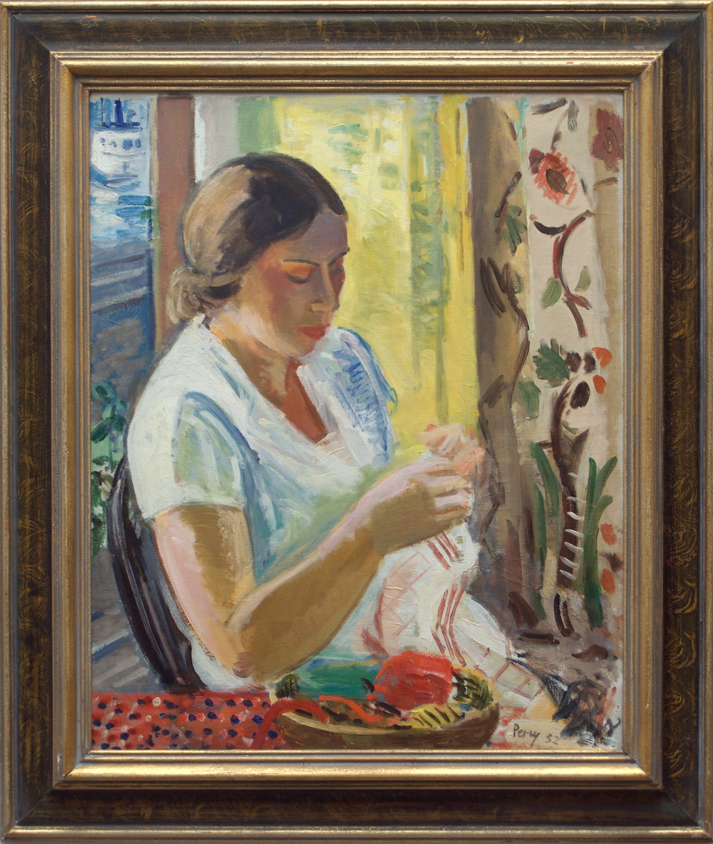 Oljemålning på duk, "Vid sybordet" av Arthur C:son Percy. Kvinna i knäbild sitter vänd åt höger och syr, i förgrunden skål med sysaker; t.v. i bakgrundenskymtar ett fönster, t.h. blommigt draperi. Modellen är konstnärens hustru Kerstin Percy.